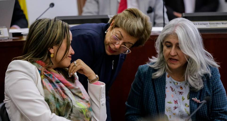 Carolina Corcho ha estado acompañada de las ministras de Trabajo, Gloria Ramírez, y de Vivienda, Catalina Velasco, en el Congreso durante los debates de la reforma. FOTO Colprensa