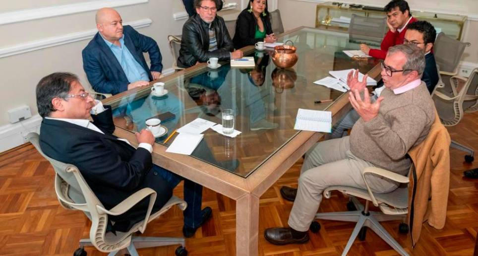 Los asistentes a la reunión entre el presidente Gustavo Petro y Rodrigo Londoño (“Timochenko”). CORTESÍA DE PRESIDENCIA.