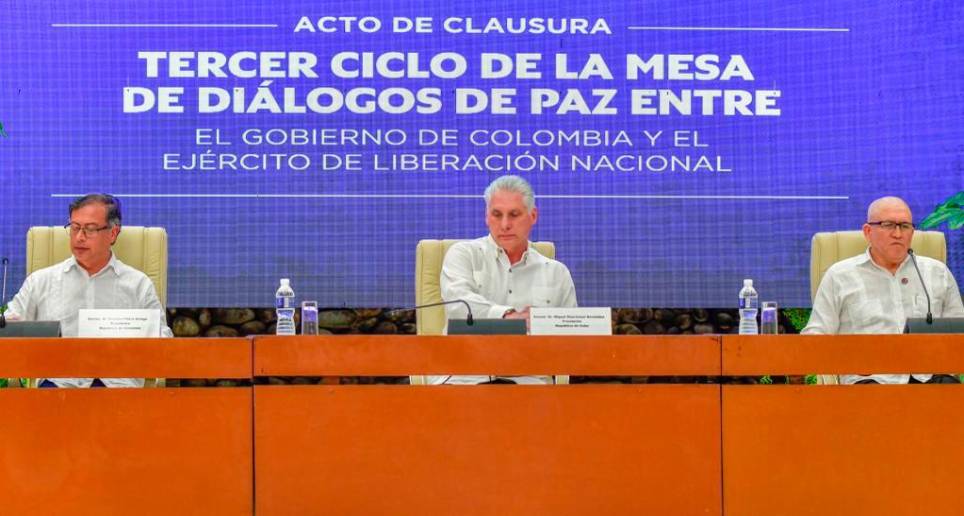 En la imagen la senadora y negociadora María José Pizarro, el canciller Álvaro Leyva, el presidente Gustavo Petro y el director del Dapre, Carlos Ramón González, desde Cuba. FOTO CORTESÍA