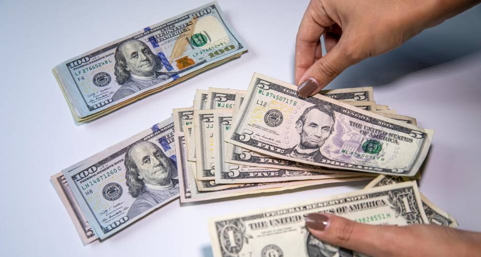 Las firmas especializadas esperan un dólar moviéndose entre $3.900 y $4.000. FOTO: CARLOS VELÁSQUEZ