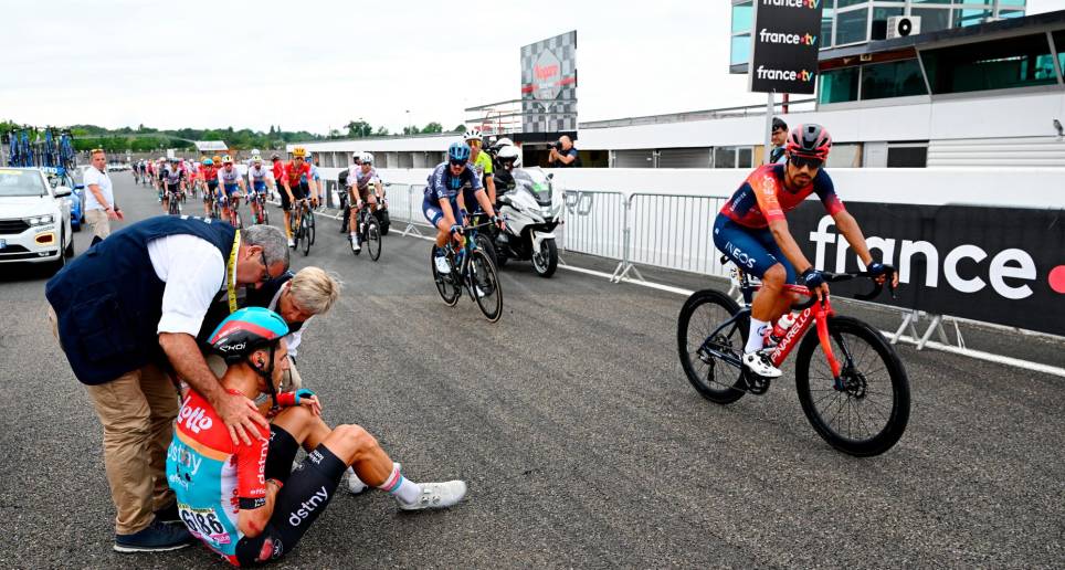 El italiano Jacopo Guarnieri fue uno de los afectados en las caídas de la etapa de ayer. Este miércoles se empina el Tour. FOTO GETTY