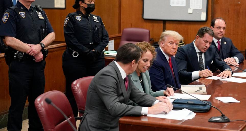 Donald Trump en la corte tras declararse no culpable de los 34 cargos que le leyó el juez. FOTO: GETTY