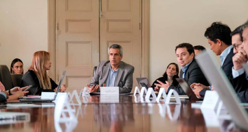 Velasco se refirió al proyecto de sometimiento a la justicia y aseguró que no se descarta que sea una reforma a la Ley de Justicia y Paz: “No se ha definido claramente si es un proyecto nuevo o es de alguna manera una modernización de la Ley de Justicia y Paz”. FOTO: MININTERIOR