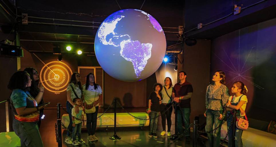 La réplica de la Tierra que tiene el Planetario de Medellín cabe en un salón y tiene un diámetro de 1.50 metros. Foto: MANUEL SALDARRIAGA QUINTERO.