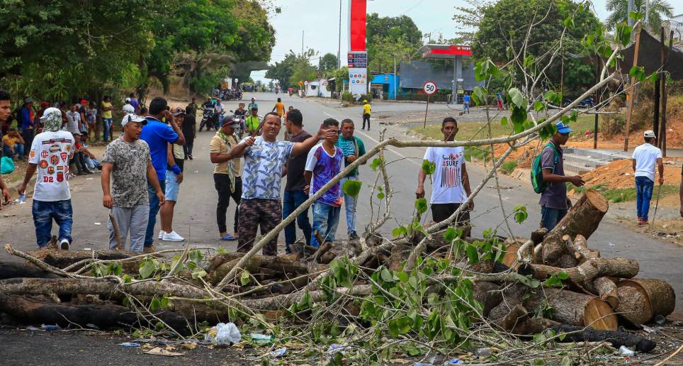 Desde el pasado 2 de marzo, en varios municipios del Bajo Cauca antioqueño se registraron disturbios y protestas por la reactivación de operativos de quema de máquinas y dragones mineros. FOTO MANUEL SALDARRIAGA
