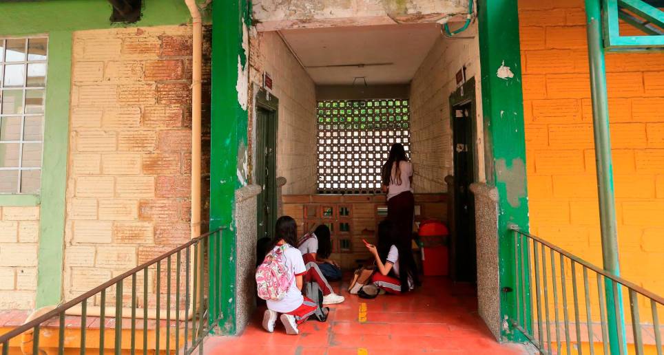 Aspecto del colegio Marco Fidel Suárez en marzo pasado, uno de los que arrastra problemas de infraestructura desde hace varios años. FOTO ESNEYDER GUTIÉRREZ