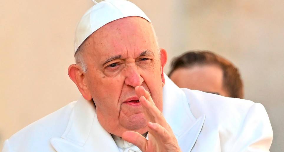 El Papa Francisco está hospitalizado por una infección respiratoria. Sus médicos decidieron internarlo después de que el Sumo Pontífice asistiera a una cita de control. FOTO: EFE