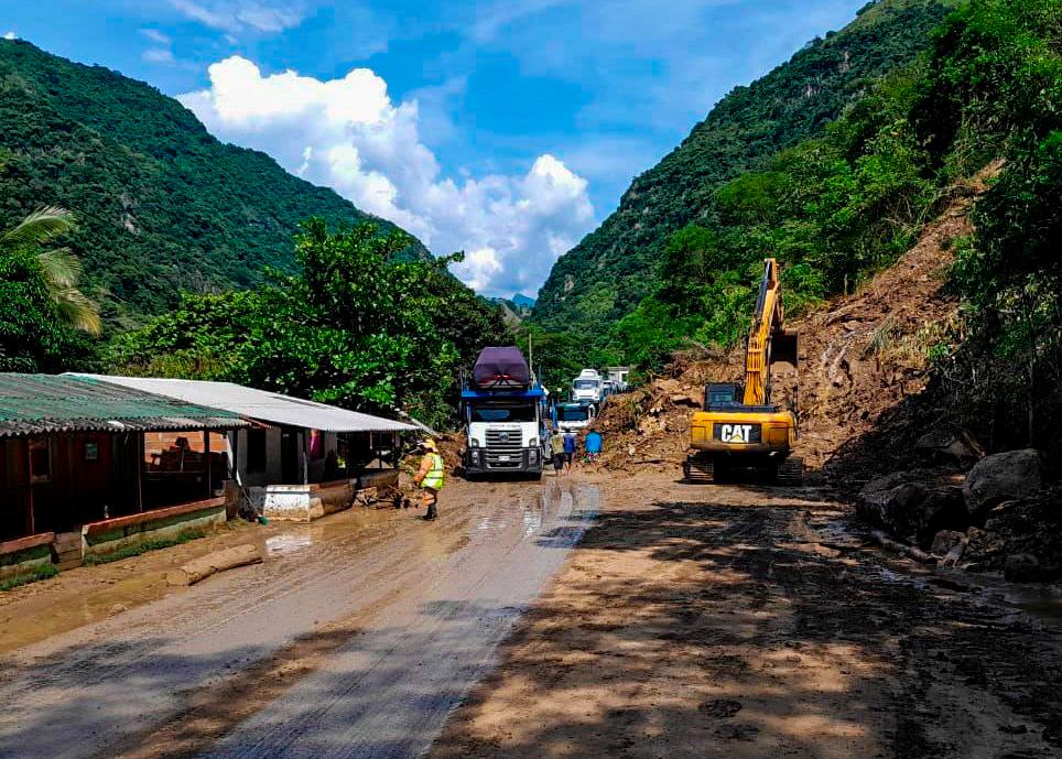 En la vía Peñalisa - Santa Fé de Antioquia, se adelantan trabajos de remoción tierra debido a un derrumbe de grandes proporciones, por el momento se tiene paso por un carril. Foto: Manuel Saldarriaga