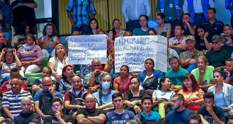 Con pancartas y arengas, ciudadanos que asistieron al Concejo pidieron aplazar votación del proyecto. En los chats de los contratistas se movieron mensajes para copar gradas. FOTO camilo suárez