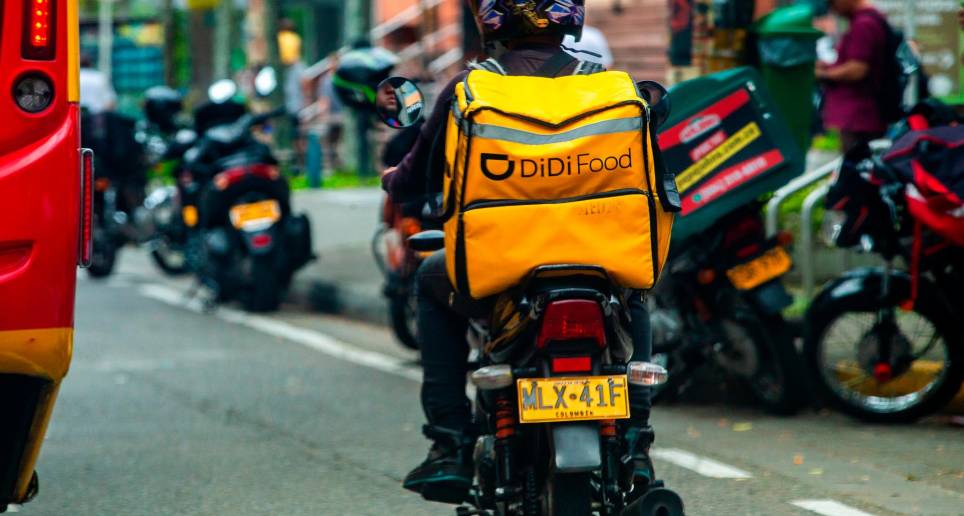 Didi le sigue los pasos a Rappi y sus servicios de movilidad y domicilio se han masificado en Colombia. La plataforma invertirá US$5,3 millones para impulsarse en Medellín. FOTO CAMILO SUÁREZ