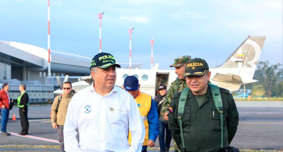 El ministro Guillemo Reyes al llegar a Cauca por la emergencia en la vía Panamericana en febrero pasado. Al fondo el avión de Cotecha FOTO: tomada de twitter