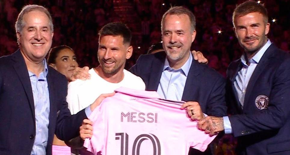 Lionel Messi ya posó oficialmente con la 10 del Inter Miami, la lado del los propietarios del club, Jorge Más (izq.), José Más (centro) y David Beckham (der.). FOTO: MLS