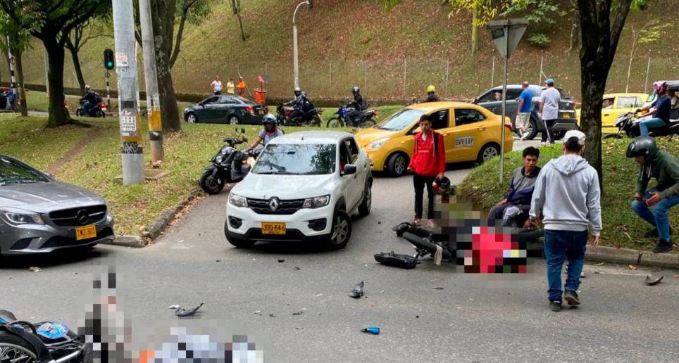 Los dos conductores de moto y el pasajero de una de ellas resultaron lesionados luego de la colisión. FOTO: CORTESÍA