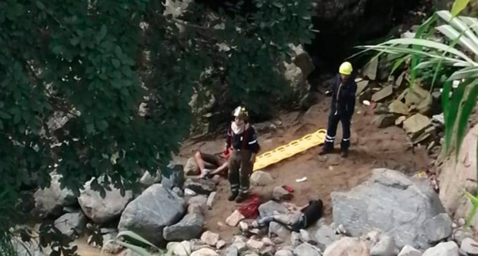 Los Bomberos Medellín rescataron a los dos menores que cayeron desde el puente de Blanquizal y los llevaron a un centro asistencial. FOTO: CORTESÍA