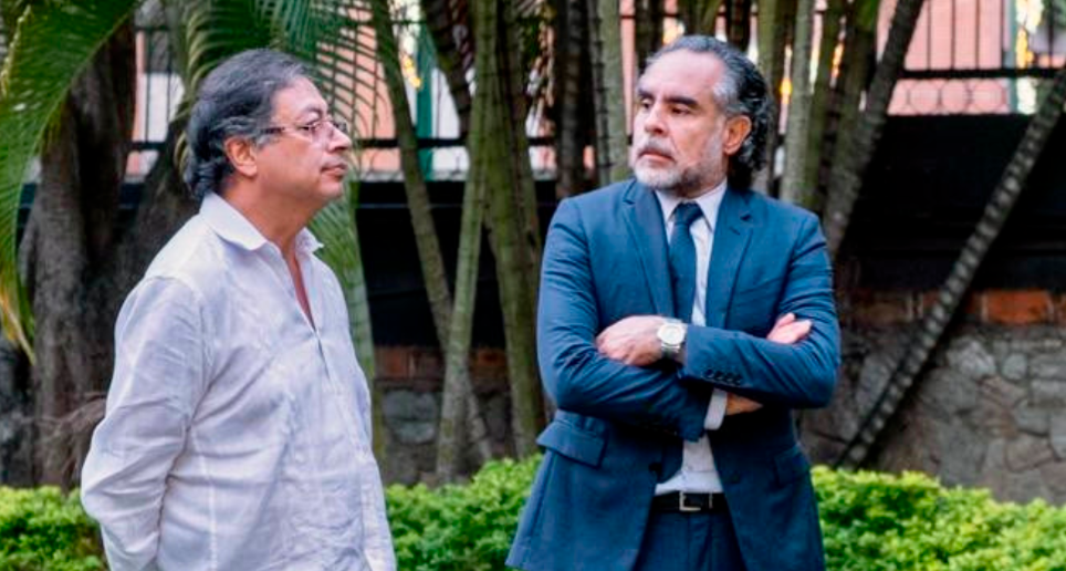 En la imagen, el presidente Gustavo Petro junto al vigente embajador de Colombia en Venezuela, Armando Benedetti, quien seguirá en su cargo hasta finales de junio. FOTO CORTESÍA