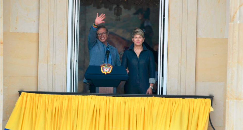 El presidente Gustavo Petro, en compañía de su esposa Verónica Alcocer, dio un discurso por el Día del Trabajo y pidió apoyo a sus reformas. FOTO: Presidencia 