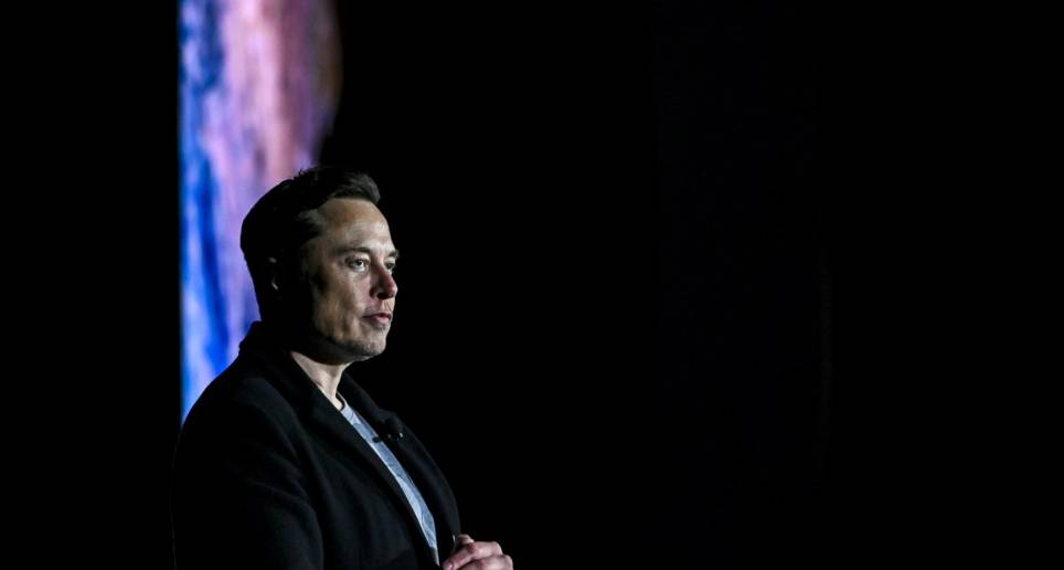 El multimillonario, dueño de Tesla, está haciendo todos los esfuerzos para mantener la red social que obtuvo en octubre del 2022. FOTO: Getty Images