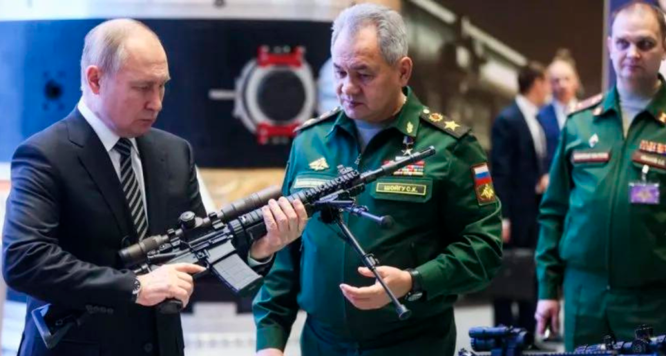 El presidente ruso Vladimir Putin y el ministro de Defensa Sergei Shoigu recorren una exhibición de equipos militares. Este es uno de los integrantes de su círculo de máxima confianza. FOTO AFP