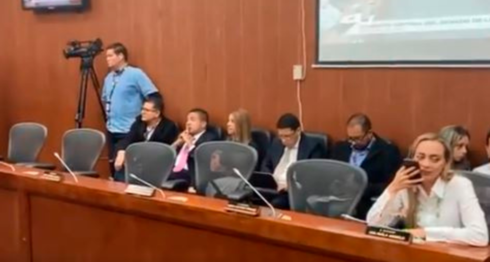 Debido a la ausencia de la mayoría de los senadores en la Comisión Séptima del Senado, la discusión se tuvo que aplazar ya que no hubo quórum para realizar la sesión. FOTO CAPTURA DE PANTALLA