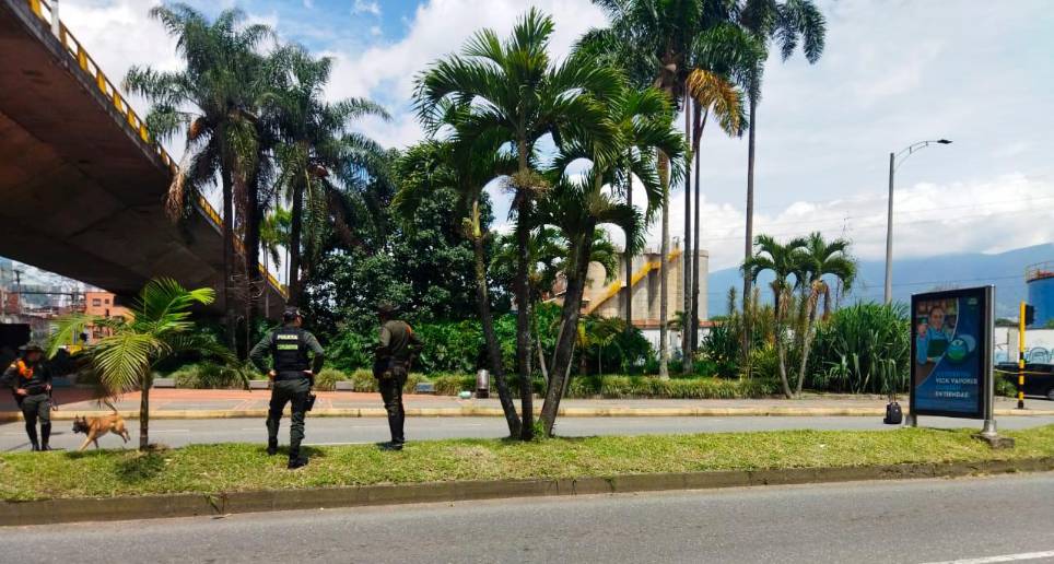 A la zona llegó personal de antiexplosivos que con perros entrenados descartó que se tratara de un artefacto detonante. FOTO: Cortesía.