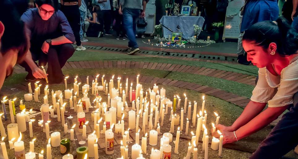 Los estudiantes homenajearon a Juan Pablo con un sentido acto en la Universidad. FOTO El Colombiano