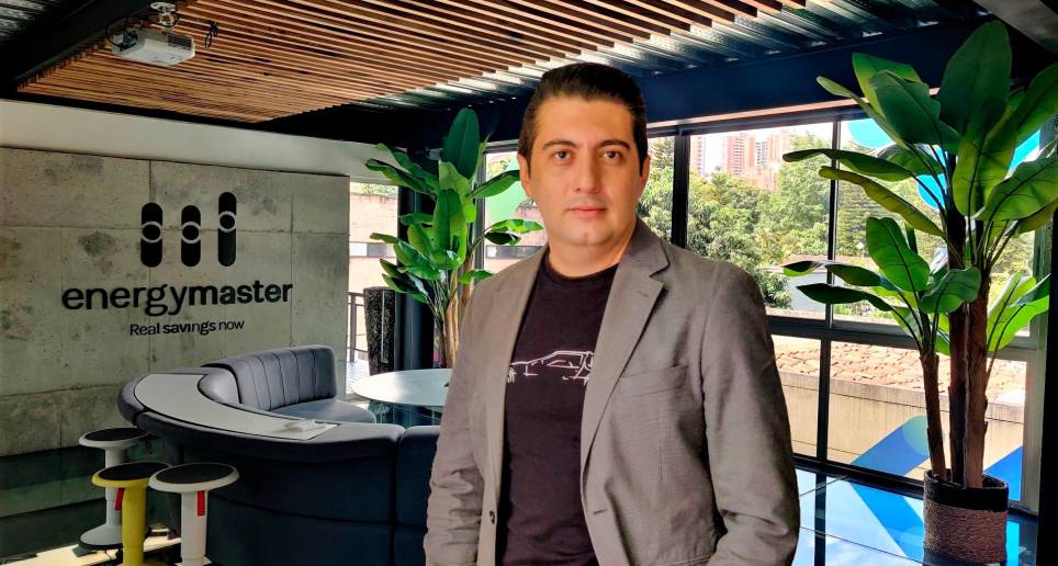 Alejandro Ramírez, gerente de innovación de Energy Master, empresa que afirma que las compañías en Colombia invierten en promedio entre el 3 % y 10 % de sus recursos económicos mensuales para pagar agua y energía eléctrica. FOTO cortesía