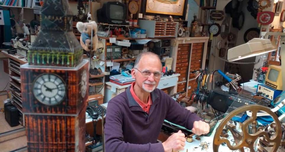  Alain Le Floch es un relojero francés que tiene un negocio llamado L’artisan du temp en Fougeres, Francia donde este viernes llegará la cuarta etapa del Tour de Francia. FOTO MAURICIO LÓPEZ
