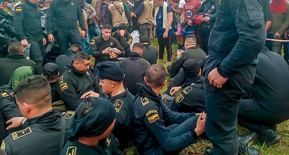 Pelea entre campesinos y Esmad deja 2 muertos y 75 policías secuestrados
