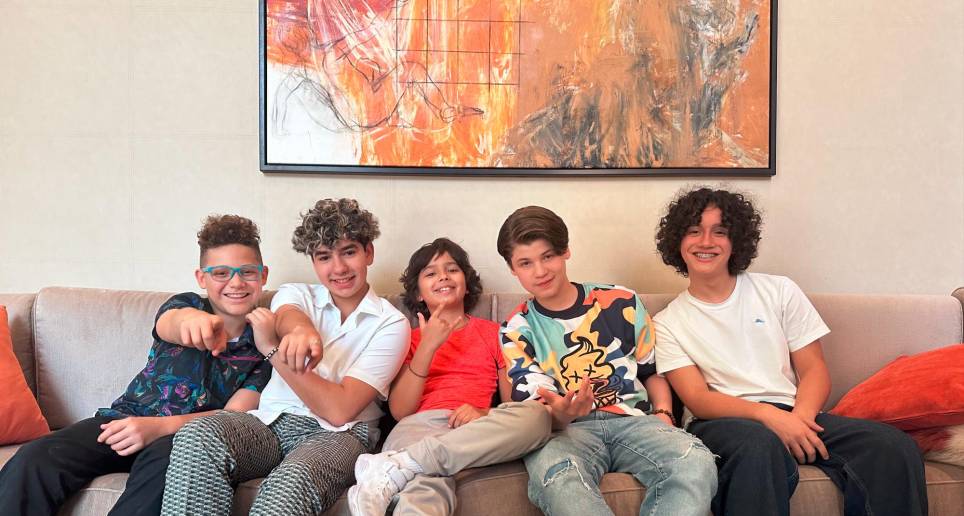 Desde la izquierda, los nuevos integrantes del grupo Menudo Ezra Gilmore, de 12 años; Andrés Emilio, de 14; Nicolás Calero, de 10; Gabriel Rossell, de 13, y Alejandro Querales, de 15. Foto EFE