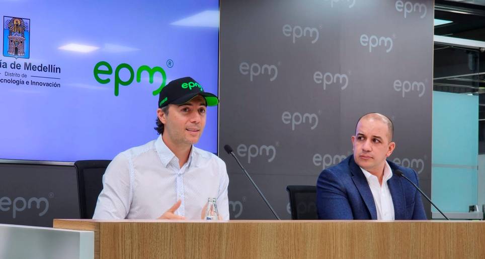 El alcalde de Medellín, Daniel Quintero, y el gerente de EPM, Jorge Carrillo, cuando anunciaron el “congelamiento” en las tarifas de energía el pasado 23 de mayo. FOTO: CORTESÍA EPM