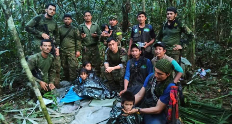 Lesly Mucutuy (13 años), Soleiny (9), Tien Noriel (5) y Cristin (1) fueron rescatados por un comandado de ocho uniformados y 3 indígenas en la tarde del viernes después de pasar 40 días perdidos en la selva, tras sobrevivir al accidente de una avioneta. FOTO Cortesía Fuerzas Armadas