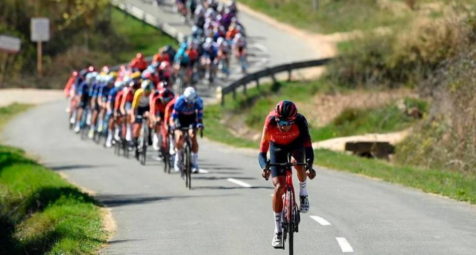Ineos lidera la Vuelta al País Vasco con protagonismo colombiano
