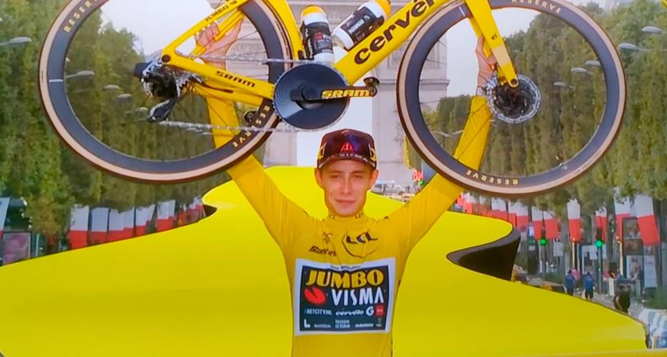 Jonas Vingegaard es bicampeón del Tour de Francia. FOTO TWITTER @JumboVismaRoad