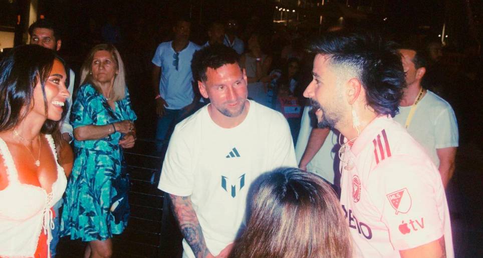 Camilo no solo cantó en el show, sino que lució la camiseta del Inter Miami. Al final del acto tuvo tiempo para compartir con Messi y su esposa Antonella. FOTO Instagram