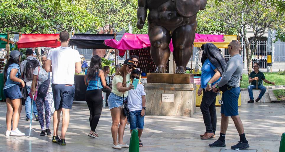 En el Parque de las Esculturas, en la Plaza Botero, se visualizan algunas de las ideas de Chipperfield: los museos no se deben centrar únicamente en atraer turistas. Su cerramiento no le gustaría. FOTO Manuel Saldarriaga.