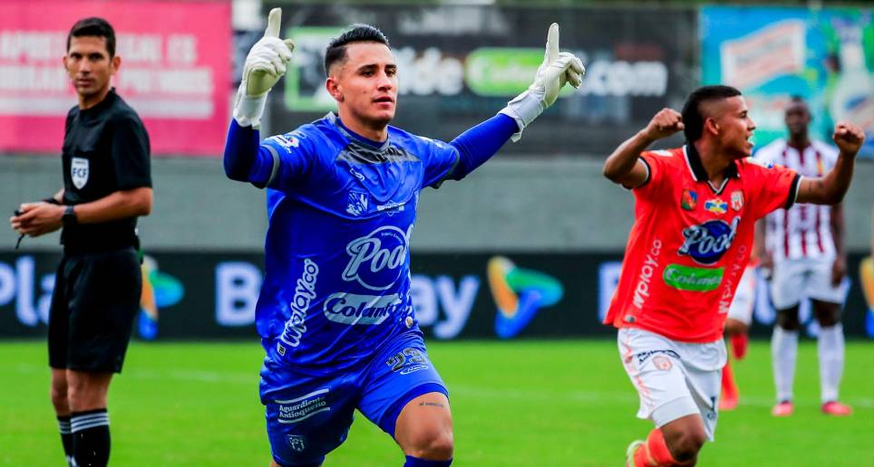 El arquero Joan Felipe Parra celebra el gol que marcó para Envigado frente a Tolima, por Liga Betplay, en el Polideportivo Sur. Se estima que la plantilla naranja tiene un promedio de edad de 21.2 años. FOTO jaime pérez
