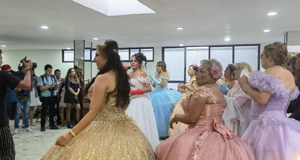 Las abuelas trans se reunieron para celebrar su fiesta de quince años, la cual es una tradición en México. FOTO: Facebok Guillermo Pérez 