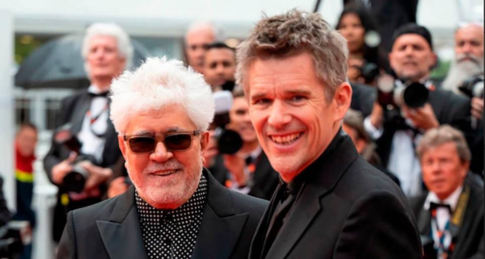 Pedro Almodóvar y Ethan Hawke en el estreno de Extraña forma de vida en Cannes. FOTO Getty