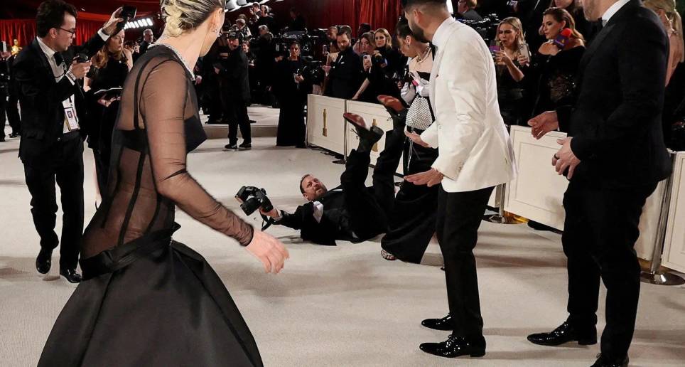 El momento en el que el fotógrafo cae al piso y Lady Gaga se percata, para ir a ayudarlo. FOTO: Twitter