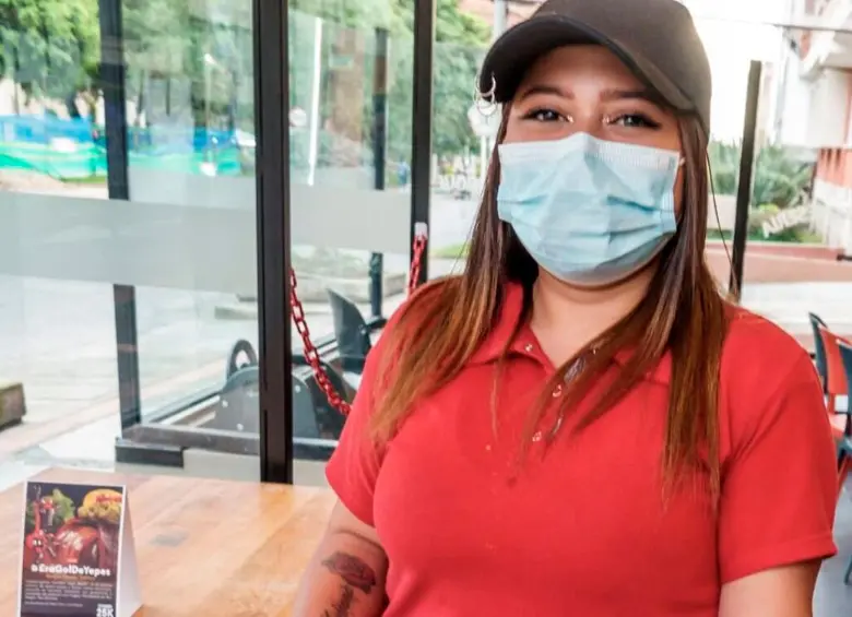 Los nuevos colaboradores de Hamburguesas El Corral podrán acceder a beneficios como asesoría psicológica, bonos alimenticios y seguro de vida. FOTO: CORTESÍA