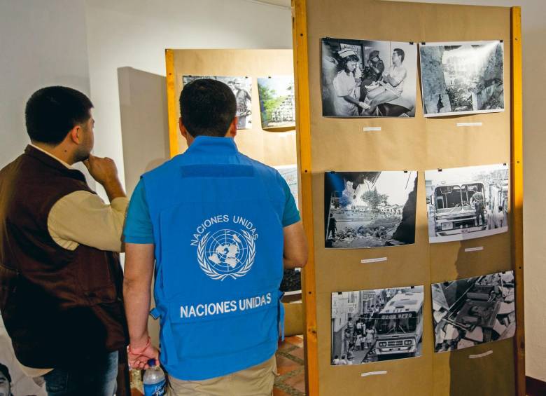 La primera muestra de la Casa de Memoria de Ituango contiene imágenes de masacres y otros hechos victimizantes. Fueron captadas por Donaldo Zuluaga y Juan Luis Londoño (der). FOTO: Julio César Herrera