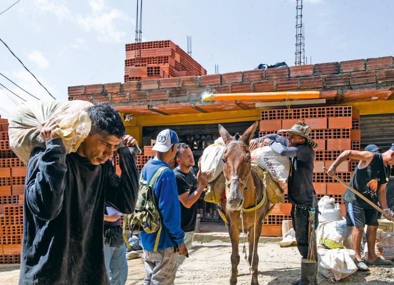 En los tres depósitos que hay en el barrio el cemento y la arena es lo que más se vende. En sus afueras permanecen apostados hombres cargueros y recuas de mulas. FOTO: Julio César Herrera