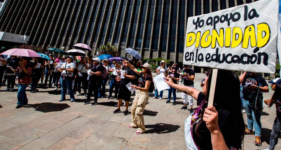 Este martes, docentes de apoyo se reunieron en la plazoleta de La Alpujarra para alzar su voz en contra de la situación. FOTO Julio César Herrera