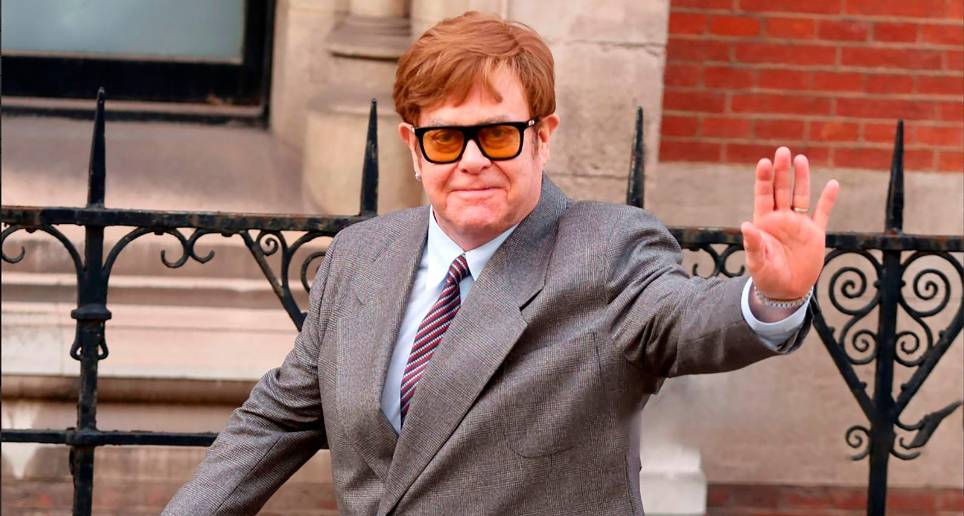 Elton John, de 76 años, es testigo de la defensa en el caso de Kevin Spacey. FOTO Getty