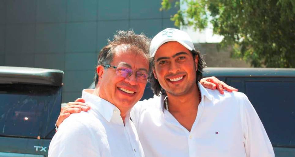 El presidente Gustavo Petro y su hijo mayor Nicolás, quien está investigado por la supuesta financiación ilegal de la campaña. FOTO archivo.