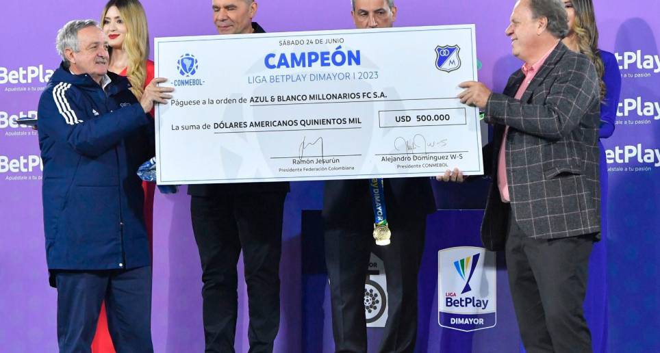 El elenco bogotano se convirtió en el tercer equipo colombiano que recibe el incentivo de 500.000 dólares que la Conmebol le da a los campeones de cada Liga de Suramérica. FOTO: TOMADA DEL TWITTER DE @CONMEBOL
