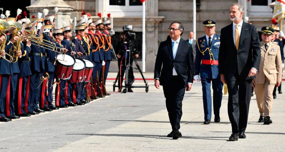 El presidente Gustavo Petro y el rey Felipe VI durante la ceremonia de bienvenida en Madrid. FOTO COLPRENSA