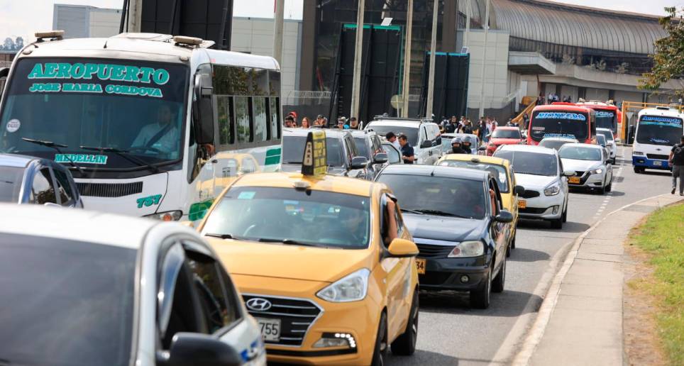 Debido a la asistencia masiva a la feria se han vivido congestiones en las vías de acceso al aeropuerto y zonas aledañas. FOTO: MANUEL SALDARRIAGA