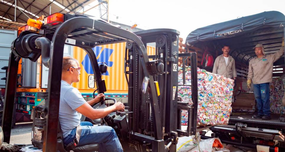 El año pasado, Postobón logró un aprovechamiento total de 84.039 toneladas de envases y empaques como PET, Tetra Pak y aluminio, superando por más del doble su meta trazada. FOTO cortesía