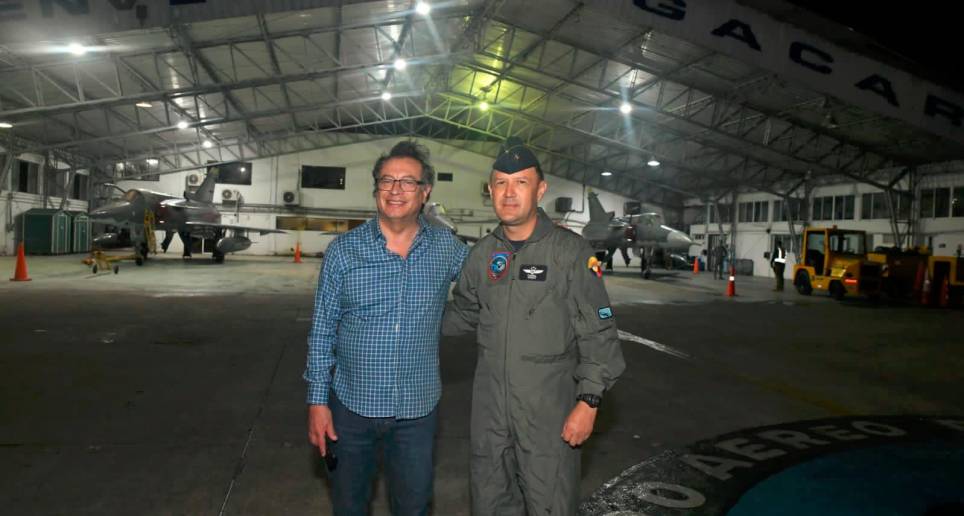 El presidente Gustavo Petro junto al Teniente Coronel Andrés Felipe Vargas Rodríguez, comandante del Grupo Aéreo del Caribe. FOTO: CORTESÍA
